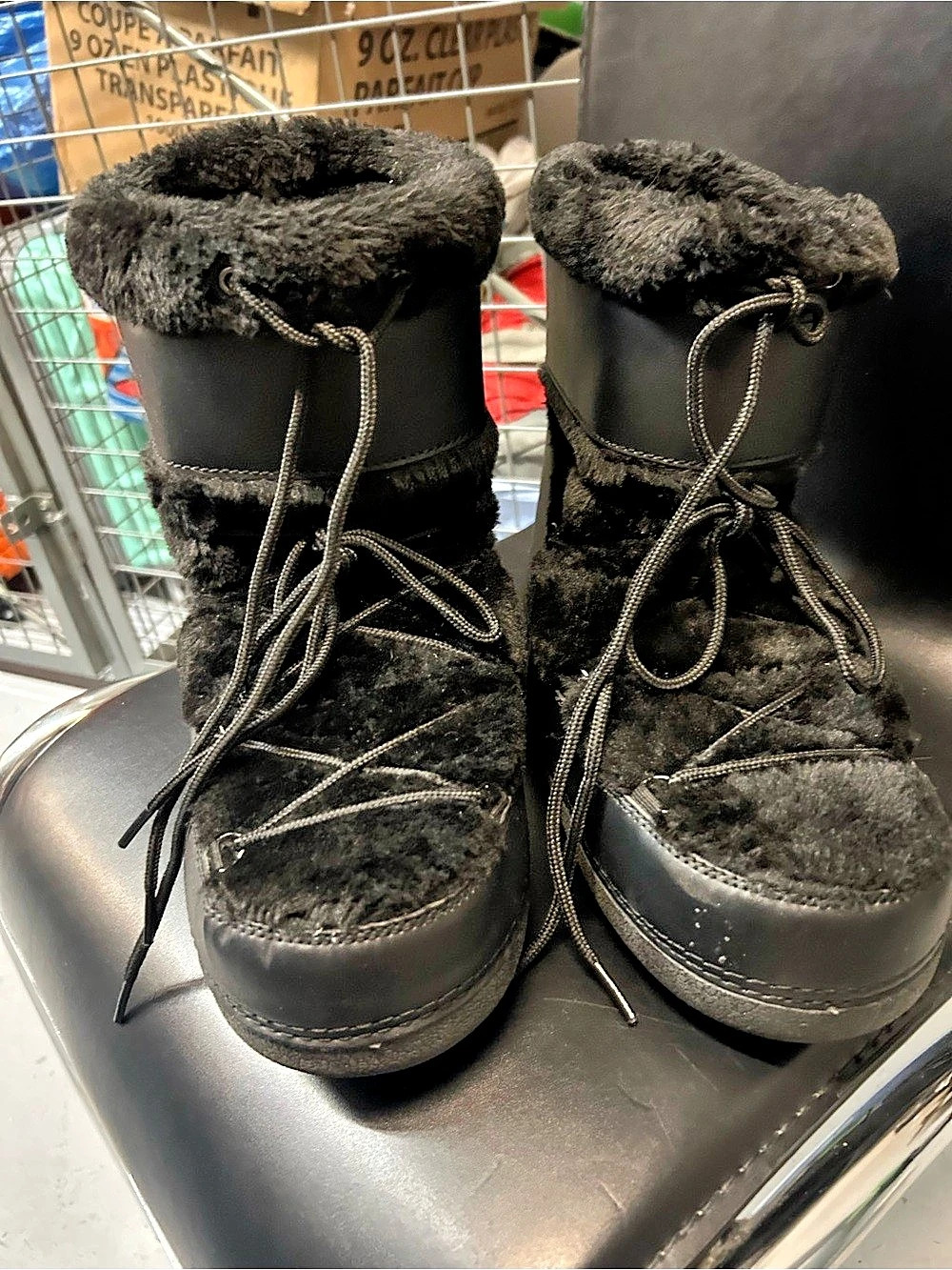 New w/ flaw Religious comfort Moon Boot Black Faux Fur Winter womens Boots 9/10